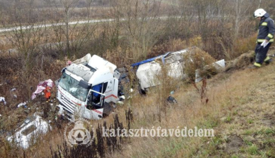 Kamion zuhant az &aacute;rokba Balatonfenyvesn&eacute;l