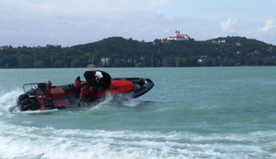 21 ember &eacute;let&eacute;t mentett&eacute;k meg a v&iacute;zirendőr&ouml;k a Balatonon