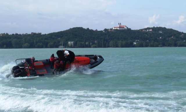 21 ember &eacute;let&eacute;t mentett&eacute;k meg a v&iacute;zirendőr&ouml;k a Balatonon