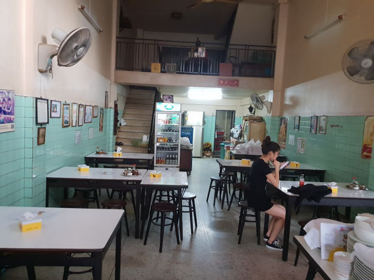Igen, ez egy Michelin csillagos street food kajálda, amit egy 72 éves néni visz