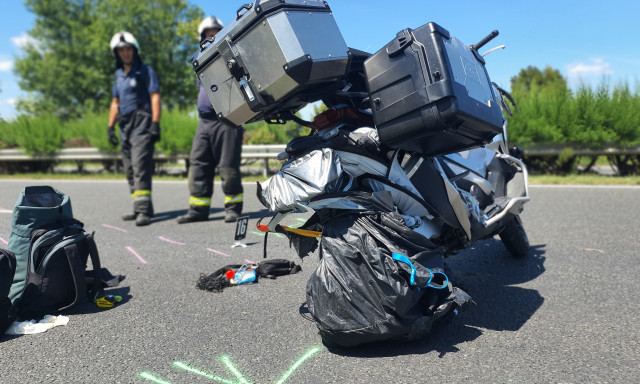 Ker&eacute;kre csavarodott s&aacute;tor okozott hal&aacute;los motorbalesetet az M7-esen