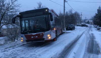 Egy &aacute;rokba cs&uacute;szott busz a h&eacute;tfő reggeli h&oacute; első &aacute;ldozata