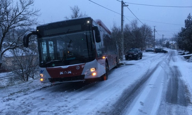 Egy &aacute;rokba cs&uacute;szott busz a h&eacute;tfő reggeli h&oacute; első &aacute;ldozata