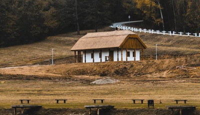 Mes&eacute;be illő kis h&aacute;zat h&uacute;ztak fel a Ropolyi-t&oacute; partj&aacute;n