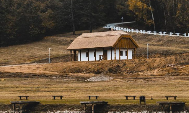 Mes&eacute;be illő kis h&aacute;zat h&uacute;ztak fel a Ropolyi-t&oacute; partj&aacute;n