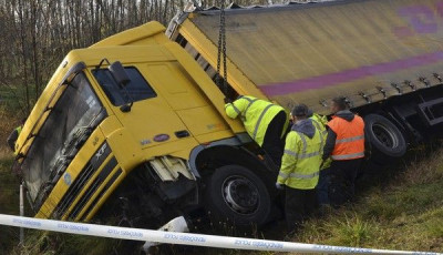 Oldal&aacute;ra borult egy kamion Zselicszentp&aacute;ln&aacute;l