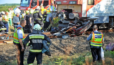 29 &aacute;ldozatot szedtek id&eacute;n a vas&uacute;ti &aacute;tj&aacute;r&oacute;k - F&eacute;lsoromp&oacute; helyett figyelemfelkeltő kamp&aacute;nyban l&aacute;tt&aacute;k a megold&aacute;st