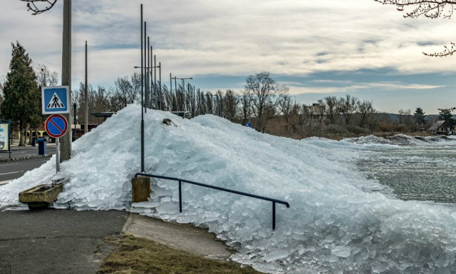 Ilyet m&eacute;g biztosan nem l&aacute;tt&aacute;l! - J&eacute;gcunami a Balatonn&aacute;l