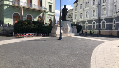 K&uuml;l&ouml;nleges, nemzeti sz&iacute;nű alkot&aacute;sokkal &eacute;kes&iacute;tik az ovisok a Kossuth szobrot!