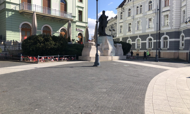 K&uuml;l&ouml;nleges, nemzeti sz&iacute;nű alkot&aacute;sokkal &eacute;kes&iacute;tik az ovisok a Kossuth szobrot!