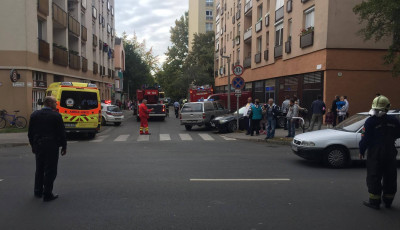 Tűz &uuml;t&ouml;tt ki egy Honv&eacute;d utcai lak&aacute;sban - tűzolt&oacute;k, mentő a helysz&iacute;nen