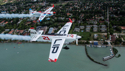 Meg&eacute;rkeztek az első rep&uuml;lők - M&aacute;r a Balaton felett k&ouml;r&ouml;znek a Red Bull Air Race g&eacute;pei!