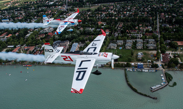 Meg&eacute;rkeztek az első rep&uuml;lők - M&aacute;r a Balaton felett k&ouml;r&ouml;znek a Red Bull Air Race g&eacute;pei!