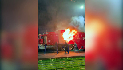 A Mikul&aacute;s mosolya most tuti nem őszinte - Kigyulladt a Coca-Cola kar&aacute;csonyi kamionja - VIDE&Oacute;