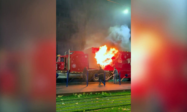 A Mikul&aacute;s mosolya most tuti nem őszinte - Kigyulladt a Coca-Cola kar&aacute;csonyi kamionja - VIDE&Oacute;