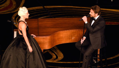 Lady Gaga &eacute;s Bradley Cooper nev&eacute;hez k&ouml;thető az idei Oscar legszebb pillanata