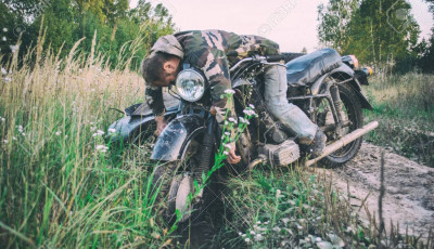 R&eacute;szegen, jogsi &eacute;s buk&oacute;sisak n&eacute;lk&uuml;l motorozgatott k&eacute;t f&eacute;rfi Ink&eacute;n