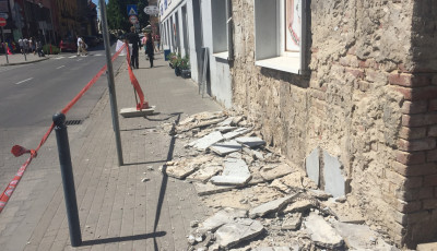 Okosan k&ouml;zlekedjetek a Petőfi t&eacute;r fel&eacute; a napokban, tatarozz&aacute;k az &eacute;p&uuml;letet!