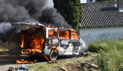 L&aacute;ngol&oacute; aut&oacute;b&oacute;l mentettek ki n&eacute;gy embert a rendőr&ouml;k Somogyban - FOT&Oacute;K