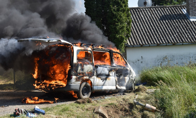 L&aacute;ngol&oacute; aut&oacute;b&oacute;l mentettek ki n&eacute;gy embert a rendőr&ouml;k Somogyban - FOT&Oacute;K