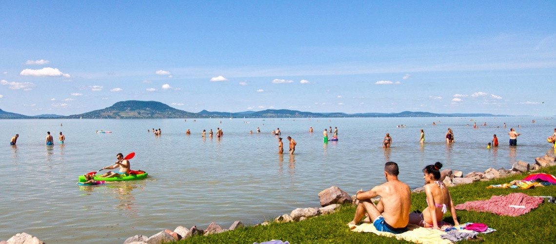 Az &ouml;sszes szabad &eacute;s fizetős balatoni strand egy helyen, &aacute;rakkal