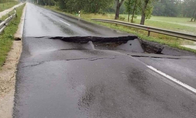 Nem b&iacute;rta a hatalmas &aacute;rad&aacute;st, beszakadt a fő&uacute;t Kaposszekcsőn&eacute;l