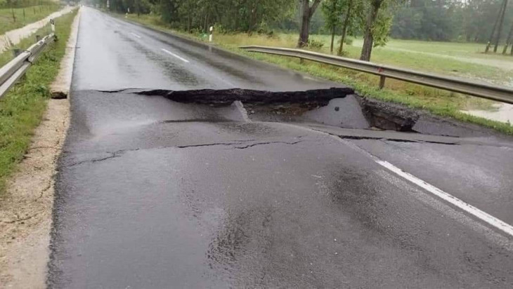 Nem bírta a hatalmas áradást, beszakadt a főút Kaposszekcsőnél