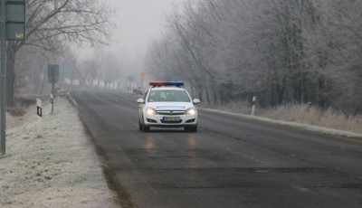 T&ouml;kr&eacute;szegen előbb kacs&aacute;zott, majd az &aacute;rokba cs&uacute;szott aut&oacute;j&aacute;val a rendőr&ouml;k előtt