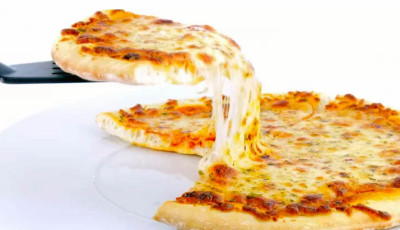 Cs&uuml;t&ouml;rt&ouml;k&ouml;n Nemzetk&ouml;zi Sajtos Pizza Nap! - El&aacute;ruljuk hol kapj&aacute;tok f&eacute;l&aacute;ron!