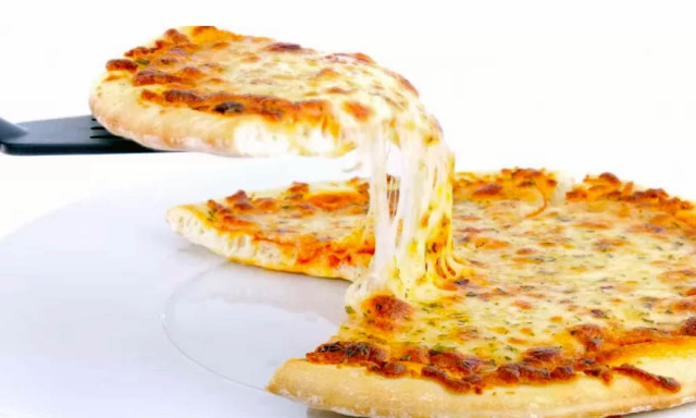 Cs&uuml;t&ouml;rt&ouml;k&ouml;n Nemzetk&ouml;zi Sajtos Pizza Nap! - El&aacute;ruljuk hol kapj&aacute;tok f&eacute;l&aacute;ron!