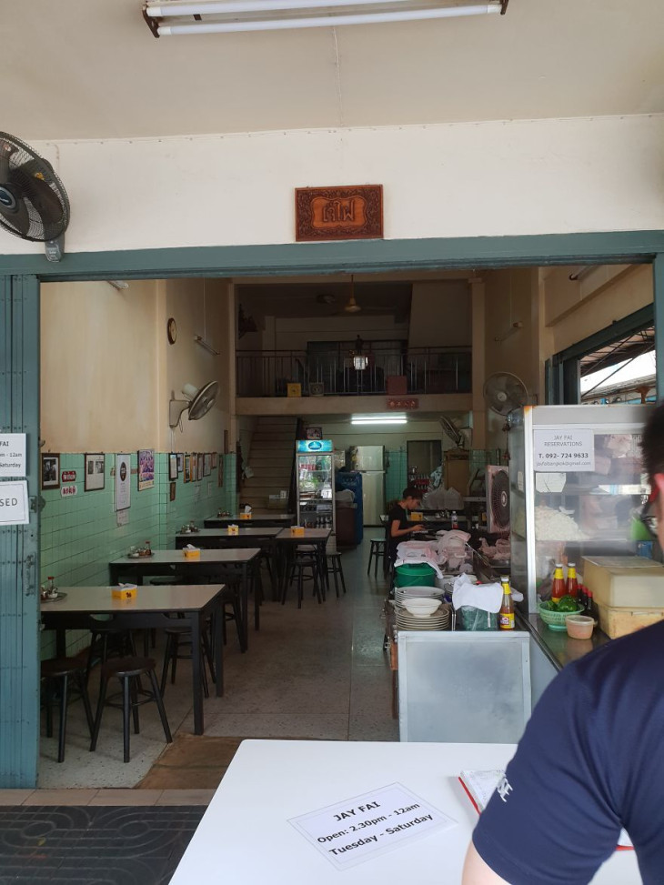 Igen, ez egy Michelin csillagos street food kajálda, amit egy 72 éves néni visz