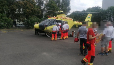 &Eacute;let&eacute;t vesztette a 21 h&oacute;napos kisl&aacute;ny, aki egy szeksz&aacute;rdi lak&aacute;s erk&eacute;ly&eacute;ről zuhant ki