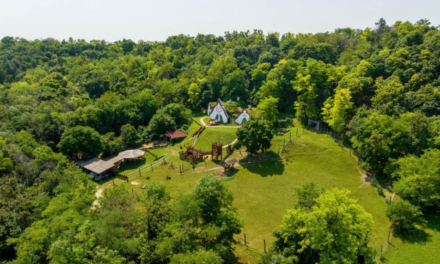 &Aacute;lmaid otthon&aacute;t keresed? Elad&oacute; a Balaton mellett ez a meseszerű dombh&aacute;z