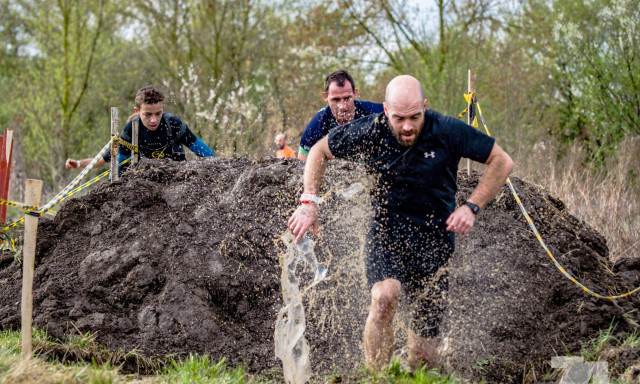 Kuty&aacute;val, csal&aacute;ddal &eacute;s egyed&uuml;l is lenyomhatj&aacute;tok id&eacute;n a KE Cross Run-t!