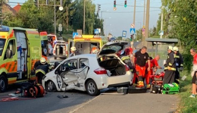 H&oacute;napokig verte, meglopta &eacute;s koldul&aacute;sra k&eacute;nyszer&iacute;tette t&aacute;rs&aacute;t, majd megsz&ouml;k&ouml;tt a rendőraut&oacute;b&oacute;l &eacute;s csak 17 &eacute;ves