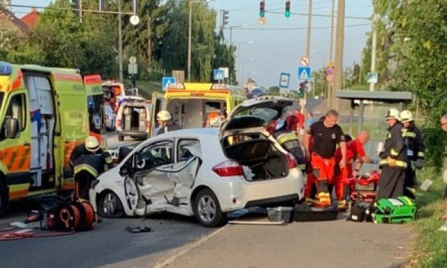 H&oacute;napokig verte, meglopta &eacute;s koldul&aacute;sra k&eacute;nyszer&iacute;tette t&aacute;rs&aacute;t, majd megsz&ouml;k&ouml;tt a rendőraut&oacute;b&oacute;l &eacute;s csak 17 &eacute;ves