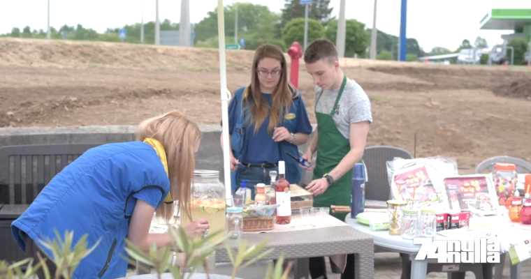 Csal&aacute;dias grillez&eacute;ssel k&ouml;sz&ouml;nt&ouml;tte a korl&aacute;toz&aacute;sok v&eacute;g&eacute;n munkat&aacute;rsait a Mar&aacute;zplast - VIDE&Oacute;