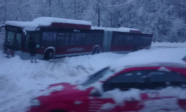 A 7-es busznak betett a h&oacute;. M&eacute;gsem annyira j&aacute;rhat&oacute;ak az utak?