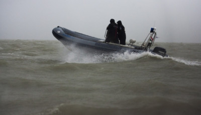 Beszor&iacute;totta a n&aacute;dasba a horg&aacute;szokat az erős sz&eacute;l a Balatonon, v&iacute;zimentők mentek &eacute;rt&uuml;k