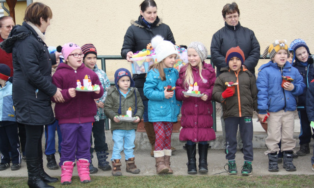 A kar&aacute;csonykor is szolg&aacute;latot teljes&iacute;tő tűzolt&oacute;kra gondoltak a kaposfői ovisok