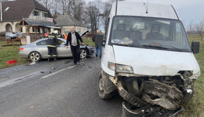 Cs&uacute;nya baleset B&ouml;h&ouml;ny&eacute;n - Egy kisteheraut&oacute; &eacute;s egy BMW &uuml;tk&ouml;z&ouml;tt front&aacute;lisan