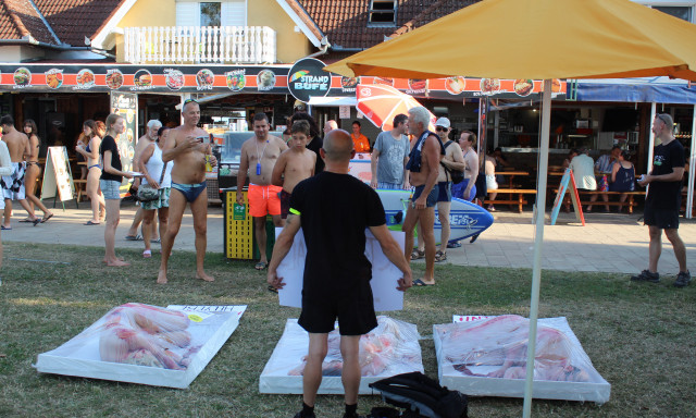 Műv&eacute;rben &aacute;z&oacute;, lef&oacute;li&aacute;zott emberek sokkolt&aacute;k a balatoni strandol&oacute;kat