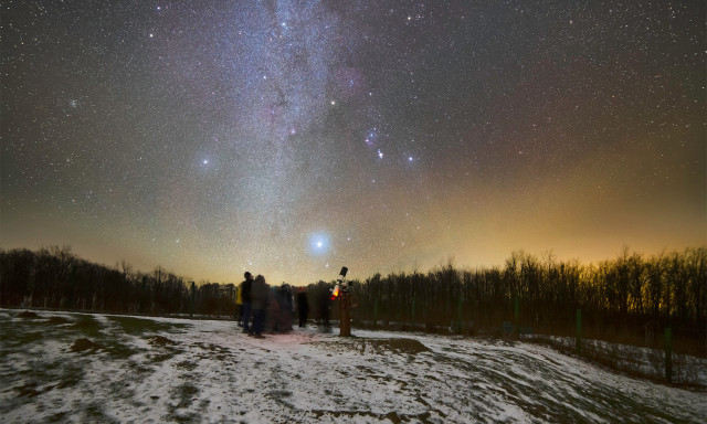 Fagyos &eacute;jjeleken k&eacute;mlelik a csillagokat a Zselici Csillagparkban