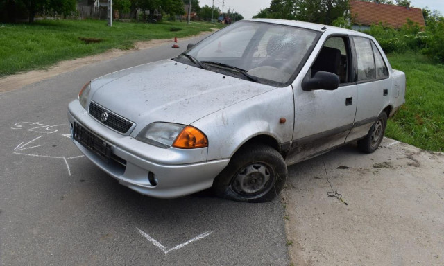 K&eacute;zif&eacute;kkel akart meg&aacute;llni, betonh&iacute;dfőnek &uuml;tk&ouml;z&ouml;tt - K&eacute;t gyereke be se volt k&ouml;tve