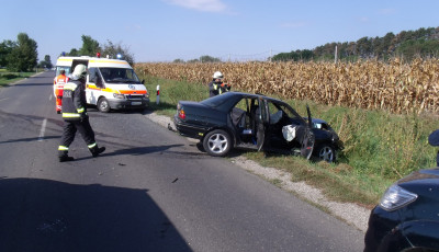 Front&aacute;lis baleset Kaposm&eacute;rő &eacute;s Kapos&uacute;jlak k&ouml;z&ouml;tt - k&eacute;pekkel