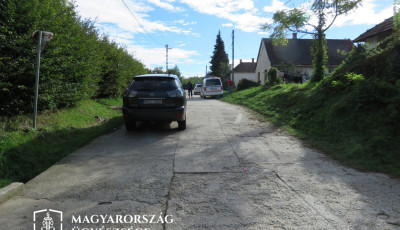 Az aut&oacute;ba beny&uacute;lva pr&oacute;b&aacute;lta kit&eacute;pni a nő nyakl&aacute;nc&aacute;t, majd &ouml;k&ouml;llel &uuml;t&ouml;tte