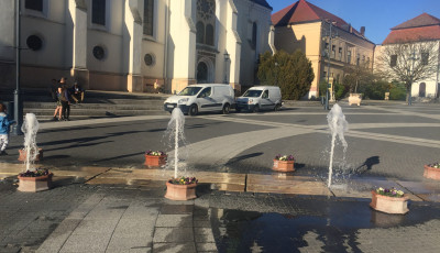 Der&eacute;kig csapott fel a sz&ouml;kők&uacute;t vize a Kossuth t&eacute;ren!