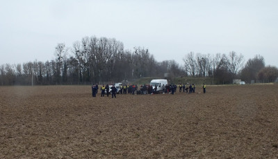 Lehajtott az &uacute;tr&oacute;l &eacute;s a sz&aacute;nt&oacute;f&ouml;ld&ouml;n &aacute;t pr&oacute;b&aacute;lt megl&oacute;gni a 32 embert csemp&eacute;sző kisbusz a Balatonn&aacute;l - VIDE&Oacute;