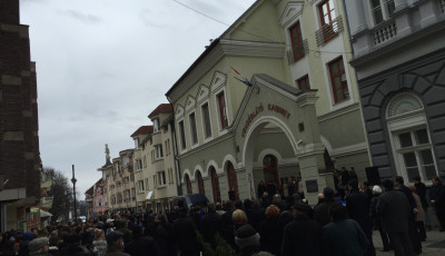 Holnapt&oacute;l lyukas z&aacute;szl&oacute; leng a V&aacute;rosh&aacute;z&aacute;n