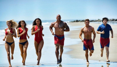 Piros bikiniket &eacute;s &uacute;sz&oacute;gaty&aacute;kat elő, meg&eacute;rkezett  az &uacute;j Baywatch előzetes!